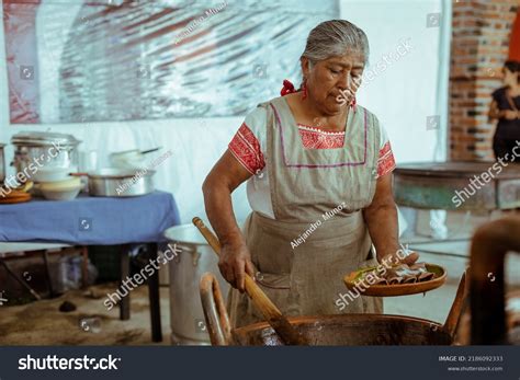 Foto de varias abuelas mexicanas y mexicano-americanas cocinando o posando juntas en la cocina de una exposición.