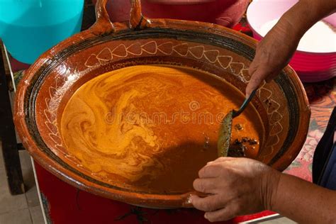 Foto de Merced Sánchez preparando mole en una cocina de demostración.