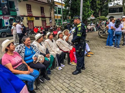 Foto temática de interacción entre policía y adulto mayor en un contexto urbano