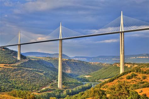 Fotografía panorámica del Viaducto de Millau en su entorno natural.