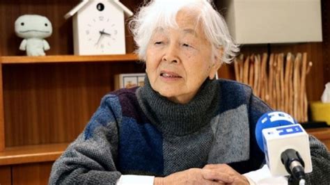 Setsuko Takamizawa escribiendo en su cuaderno, con su nieta Natsuko