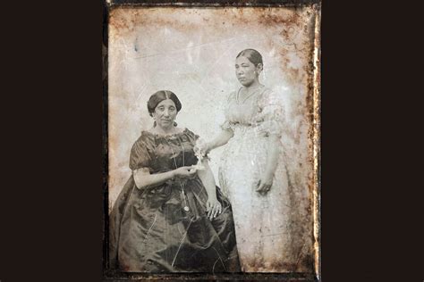 Daguerrotipo de familia adinerada del siglo XIX con sirvientes afrodescendientes