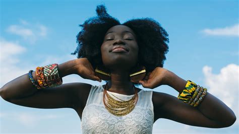 Fotografía de mujer afrodescendiente del siglo XIX sirviendo el mate