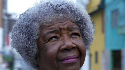 Foto de mujer negra anciana en España, con expresión de dignidad