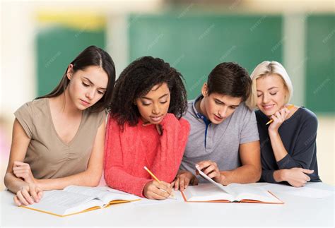 Foto de jóvenes estudiando en una residencia de protección