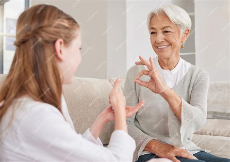 Mujer mayor conversando