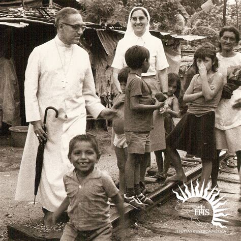 Foto histórica de Monseñor Inostroza o de las primeras actividades de la Fundación Ciudad del Niño