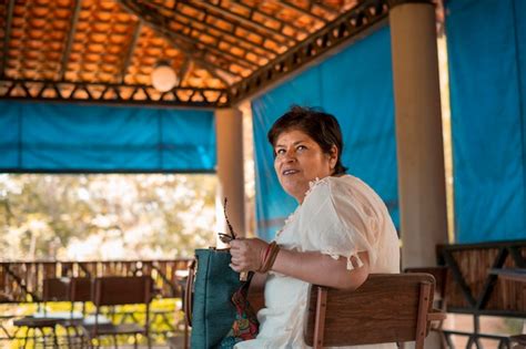 Mujer maya adulta mayor en un entorno rural