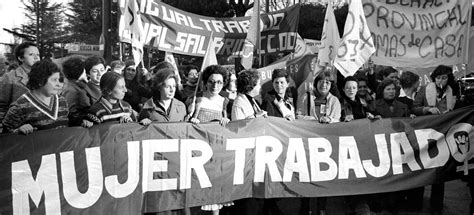 Foto histórica de mujeres pobladoras organizándose por derechos humanos en Chile