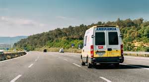 Fotografía de una ambulancia rural intentando acceder a una carretera difícil