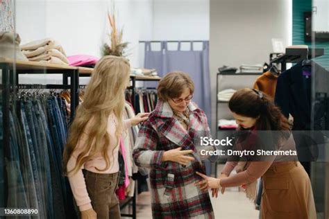 Mujer mayor probándose ropa colorida en una tienda