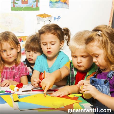 Foto de niños y niñas interactuando en un jardín infantil