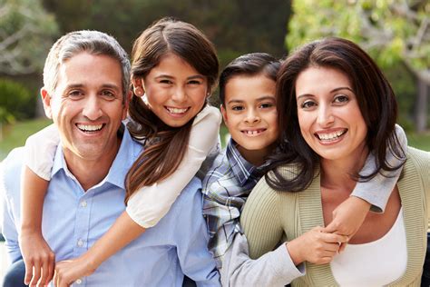 Foto de una familia en un entorno doméstico