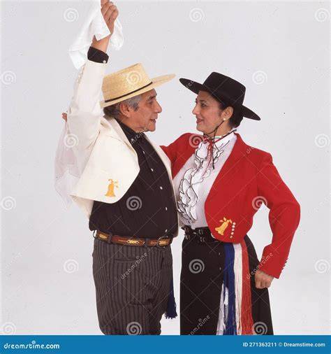 Mujer mayor bailando Cueca Sola con pañuelo blanco y foto en el pecho
