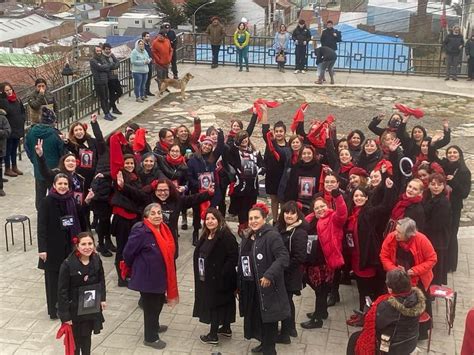 Colectivos de Cueca Sola en manifestación con fotos y pañuelos