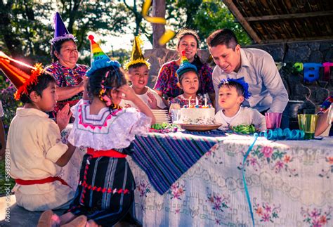Mujer anciana andina celebrando su cumpleaños con familiares y miembros de la comunidad en Junín