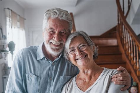 Foto de dos mujeres mayores sonriendo y dándose la mano