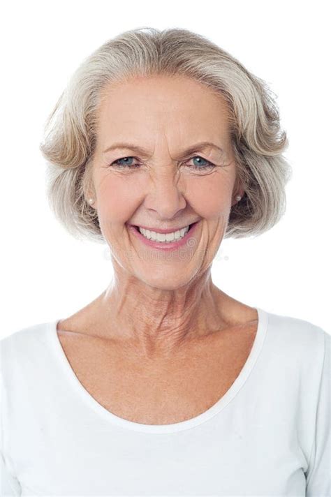 Foto de una mujer mayor sonriendo amablemente en una silla de ruedas