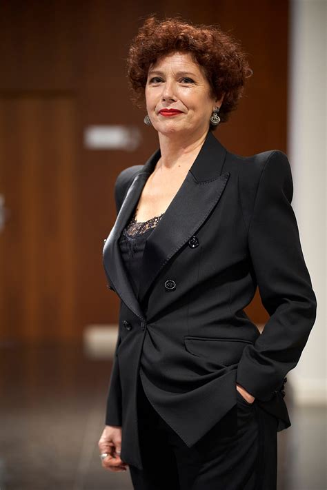 Collage de mujeres españolas de más de 50 años luciendo atuendos elegantes y modernos
