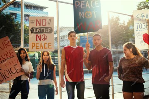 Foto de adolescentes manifestándose con carteles en la entrada de Aldeas Infantiles SOS Puerto Varas