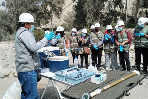 Foto de equipo de monitoreo ambiental en un entorno natural