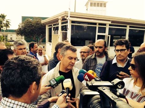 Fotografía de Ignacio Páez haciendo declaraciones a la prensa