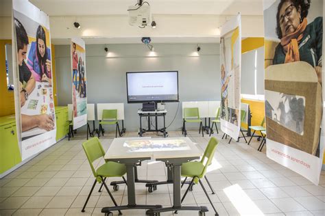 Diseño del Laboratorio de Experimentación Pedagógica (LAP) con mobiliario versátil y colores vibrantes