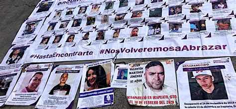 Fotografía de carteles conmemorativos de mujeres indígenas desaparecidas en Canadá