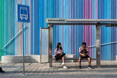 Fotografía de un punto de parada de transporte público adyacente a una ciclovía, con un andén peatonal delimitado.