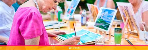 Ilustración de una persona mayor feliz y activa, disfrutando de actividades de ocio y socializando.