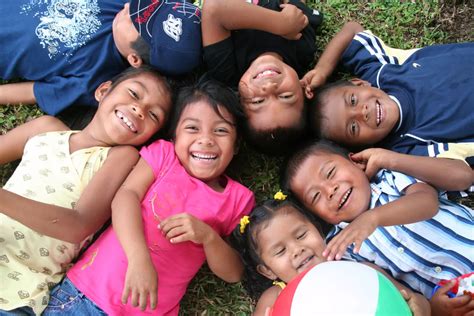 Foto temática: Niños, niñas y adolescentes en un entorno de protección o jugando