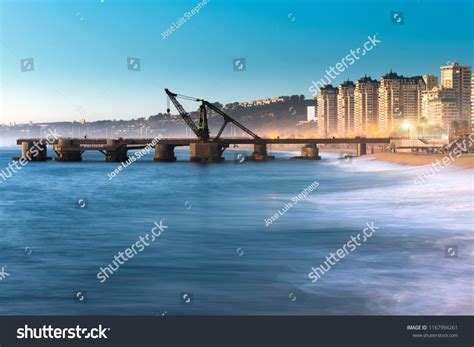 Paisaje del atardecer en Viña del Mar con el muelle Vergara