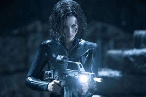 Foto de Selene como Death Dealer con sus armas características
