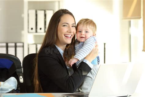 Foto temática de una madre trabajadora interactuando con su bebé en un entorno de oficina amigable