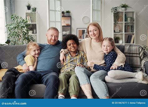Imagen de una familia adoptiva abrazándose