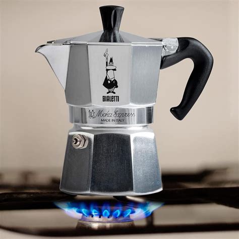 Foto de una cafetera moka tradicional sobre una estufa