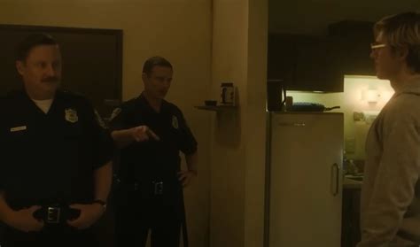 Policías cocinando pasta para Jole y Michele en su apartamento
