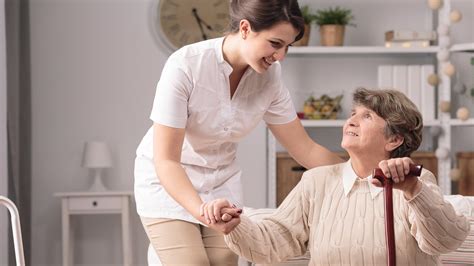 Ilustración de un cuidador ayudando a un adulto mayor con sus actividades diarias