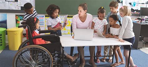 Niños en un aula inclusiva interactuando con material adaptado