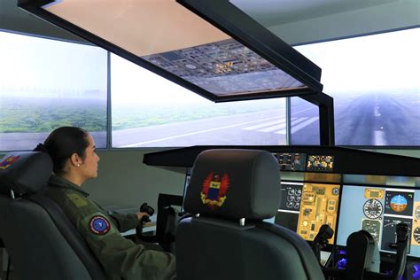 Foto de un piloto enseñando en un simulador de vuelo