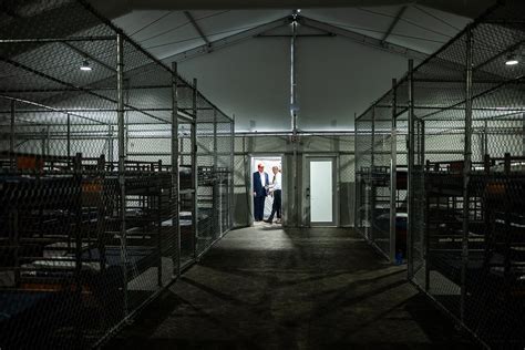 Foto temática de una instalación penitenciaria o centro de detención con un enfoque en derechos humanos