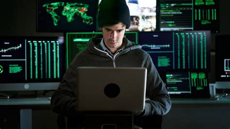 Representación de un hacker ético trabajando en un entorno seguro