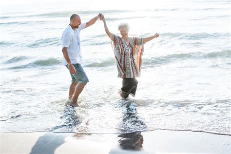 foto de una playa tropical brasileña con personas mayores disfrutando del ocio