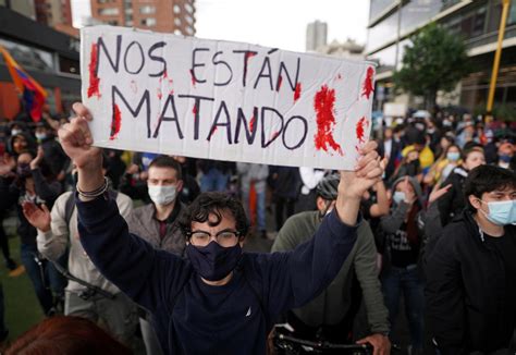 Imagen de una protesta con confrontación policial y manifestantes.