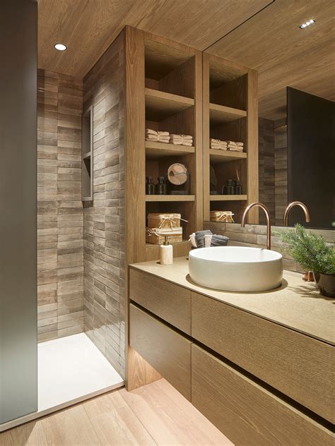 Diseño de baño moderno y organizado