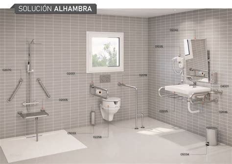 Baño adaptado con barras de apoyo y asiento de ducha