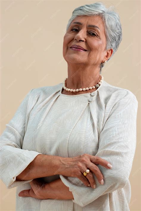 Retrato inspirador de una mujer mayor influyente o sabia