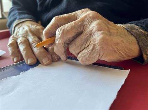 Foto de manos ancianas y arrugadas con una carta