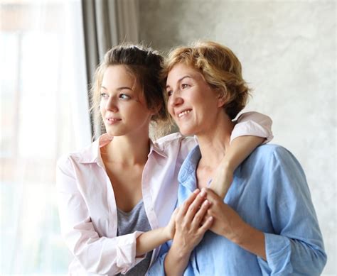 Hija adulta y su madre mayor compartiendo un momento de calidad y risas