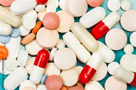 Foto de stock: pastillas y medicamentos